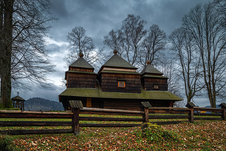 Bieszczady - zabytkowa cerkiew w Smolniku
