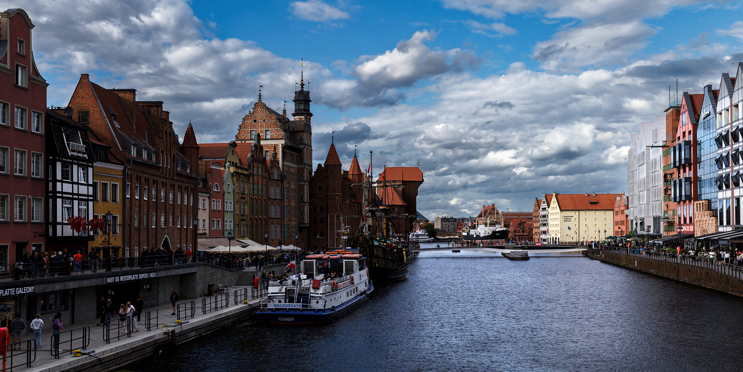 Gdańsk - zabytkowy Żuraw i nabrzeże Motławy - architektura miejska