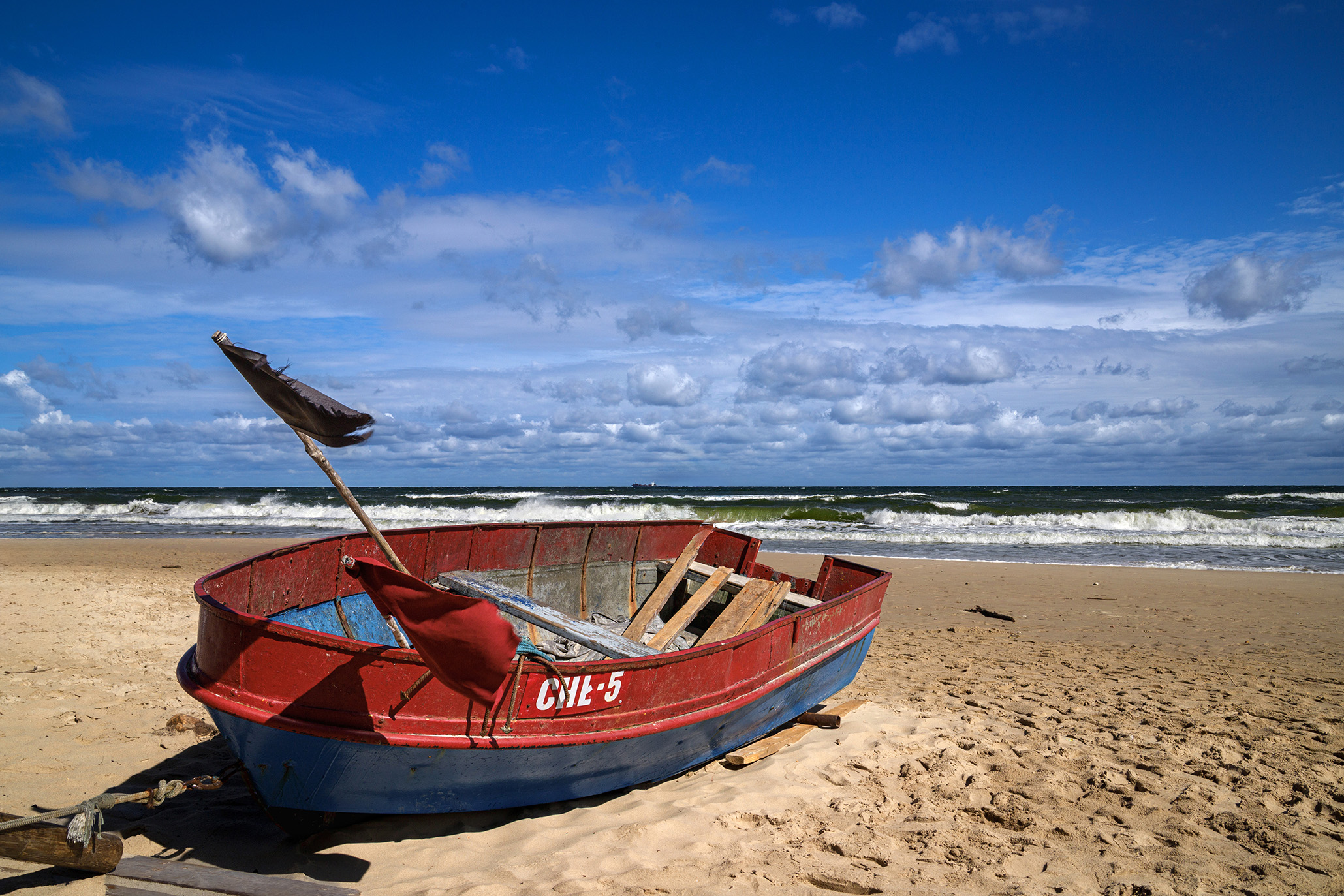 Łódź rybacka na brzegu morza w Chłapowie - polskie krajobrazy