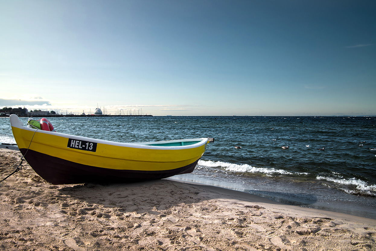 łódka na brzegu morza