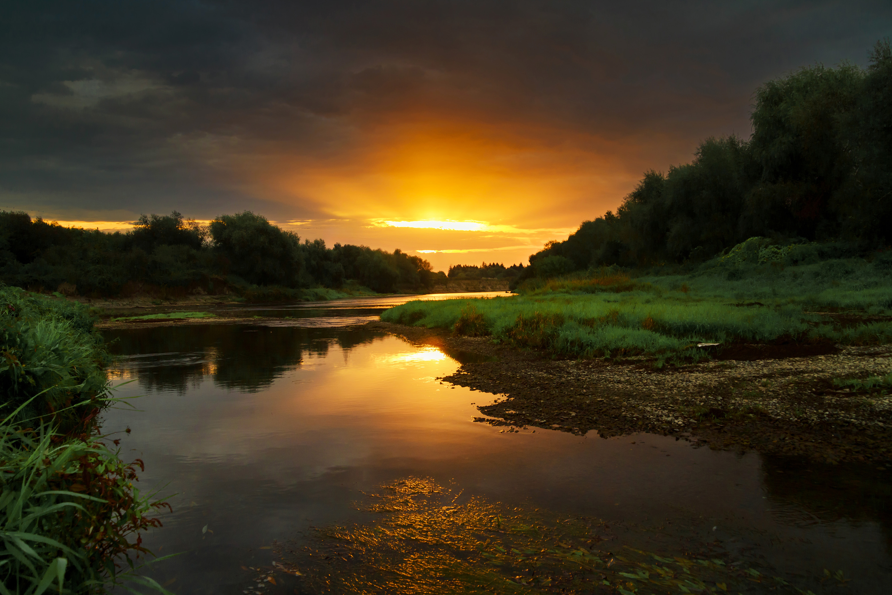 zachód słońca nad rzeką